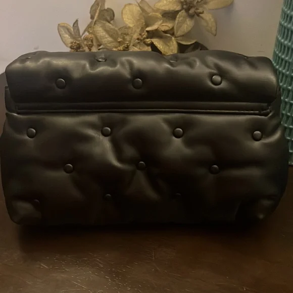 Zara brand new bag. Faux leather. Formal and super classy. Never used. - Picture 3 of 5